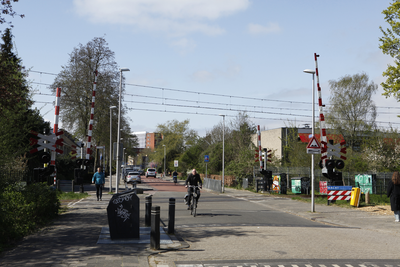 914160 Gezicht op de spoorwegovergang in de Huizingalaan te Utrecht.